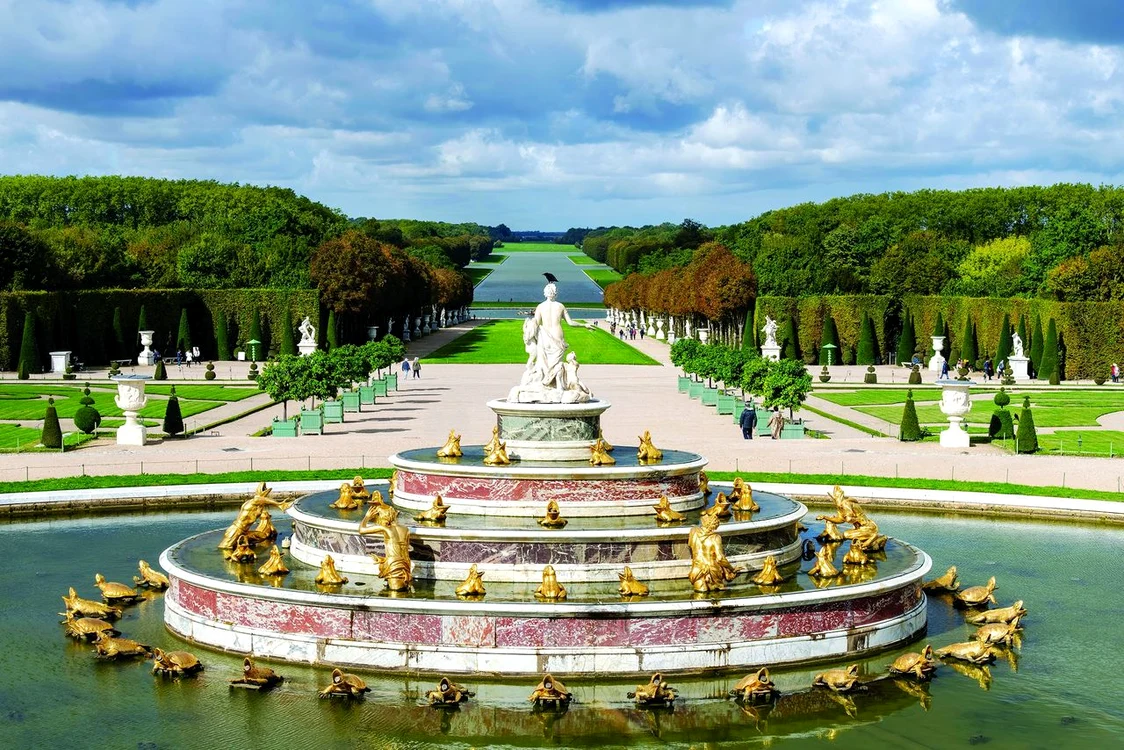 Vedere panoramică asupra grădinilor. În centru – Bazinul Latonei 