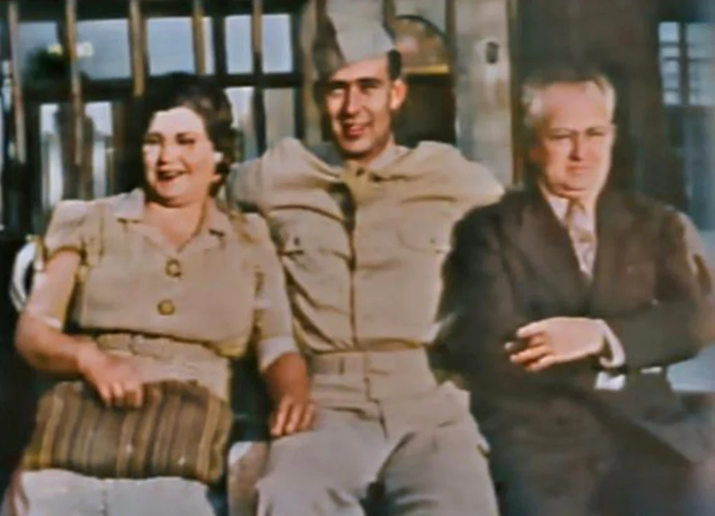 Carl Reiner, alături de părinţii săi. FOTO: findagrave