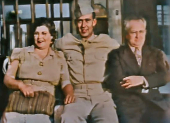 Carl Reiner, alături de părinţii săi. FOTO: findagrave