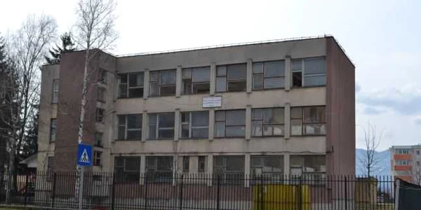 Clădirea fostului liceu arată ca după război