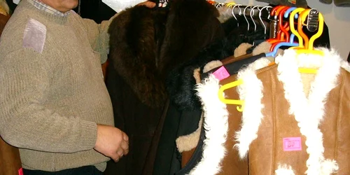 La targ sunt prezenti comercianti de produse de marochinarie