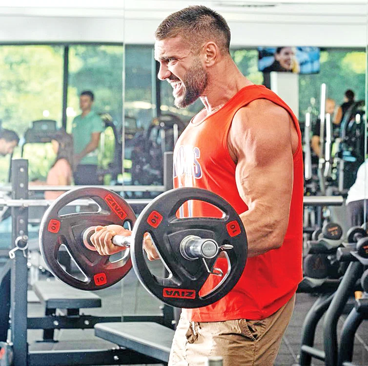 Dorian Popa  e super-forțos  în sala de sport.  În practică, nu  e așa invincibil
