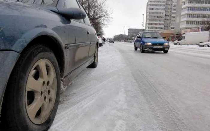 Se circulă în condiţii de iarnă şi cu restricţii. FOTO: ARHIVĂ