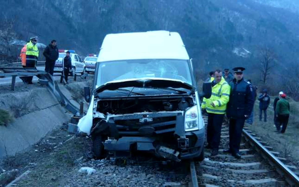 Autovehicolul răsturnat pe calea ferată