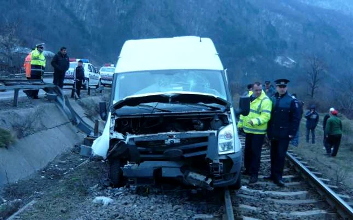 Autovehicolul răsturnat pe calea ferată