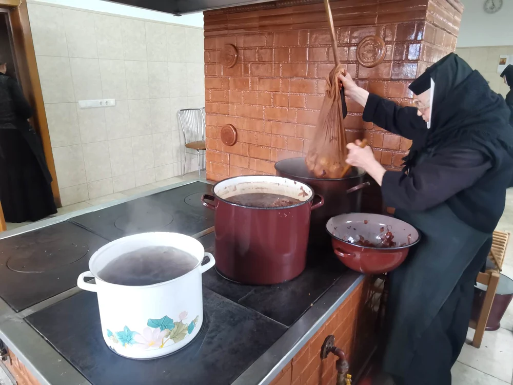Măicuțele vopsesc ouă FOTO Ștefan Both