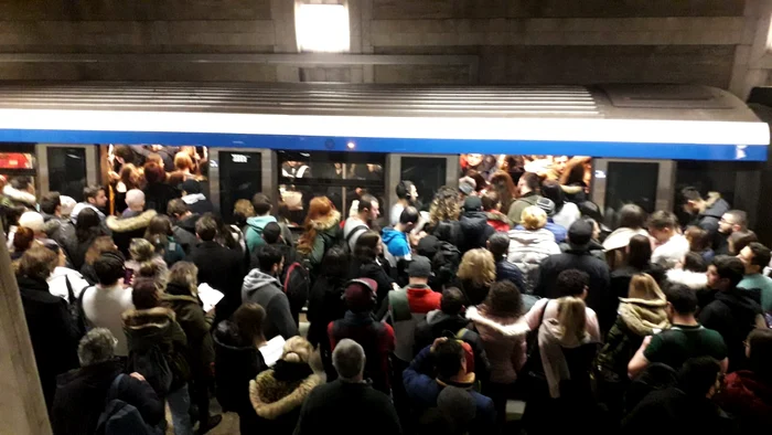 
    Călătorii s/au ăngrămădit la ușile metroului deși un alt tren aștepta la intrare în stațiefoto: Click!  
