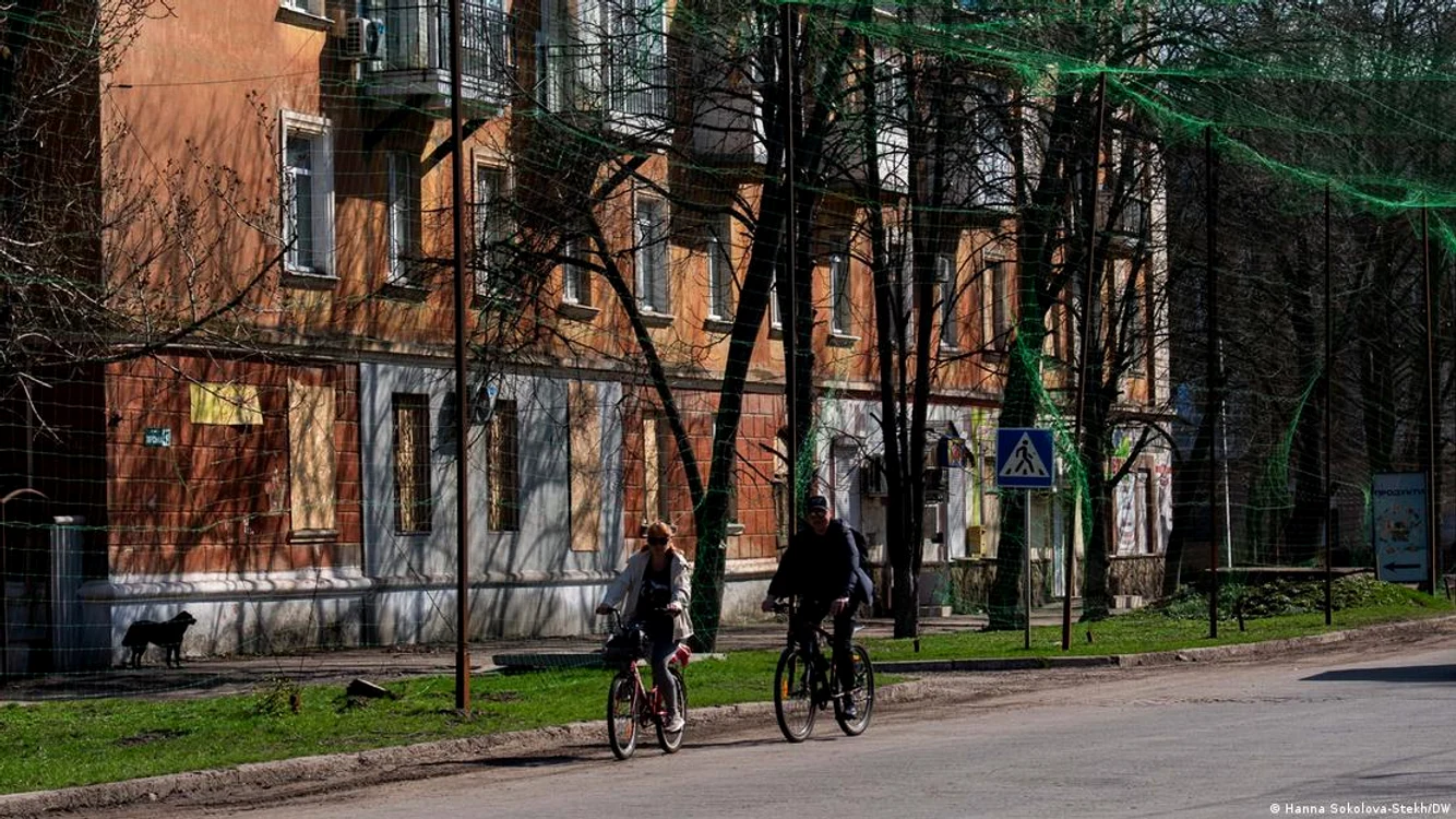 Plase anti-dronă întinse deasupra unei străzi din Slaviansk