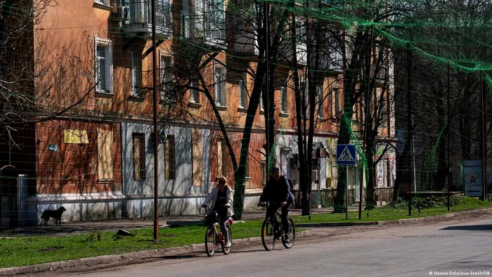 Plase anti-dronă întinse deasupra unei străzi din Slaviansk