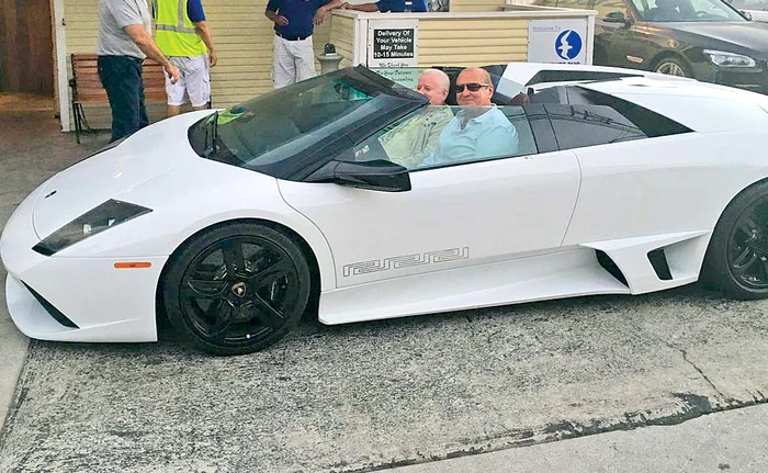 
    Grupul afaceriştilor a deschis petrecerea cu fructe de mare şi vin scump  