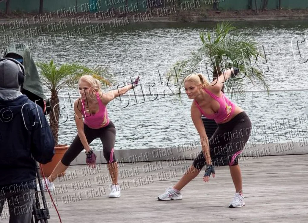 
    Valentina Pelinel şi antrenoarea ei, în timpul unei exerciţiu de fitness.  