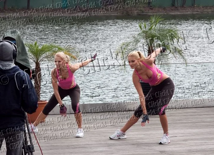 Valentina Pelinel şi antrenoarea ei, în timpul unei exerciţiu de fitness.