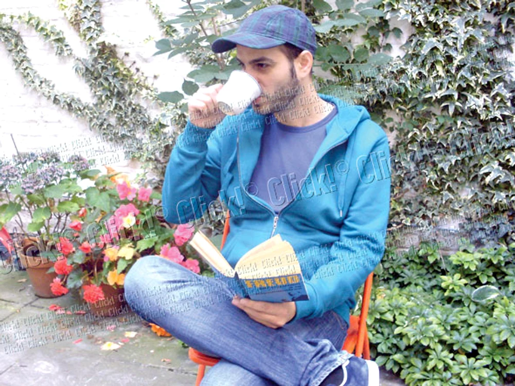 Când nu e foarte frig, serveşte cafeaua  pe terasă