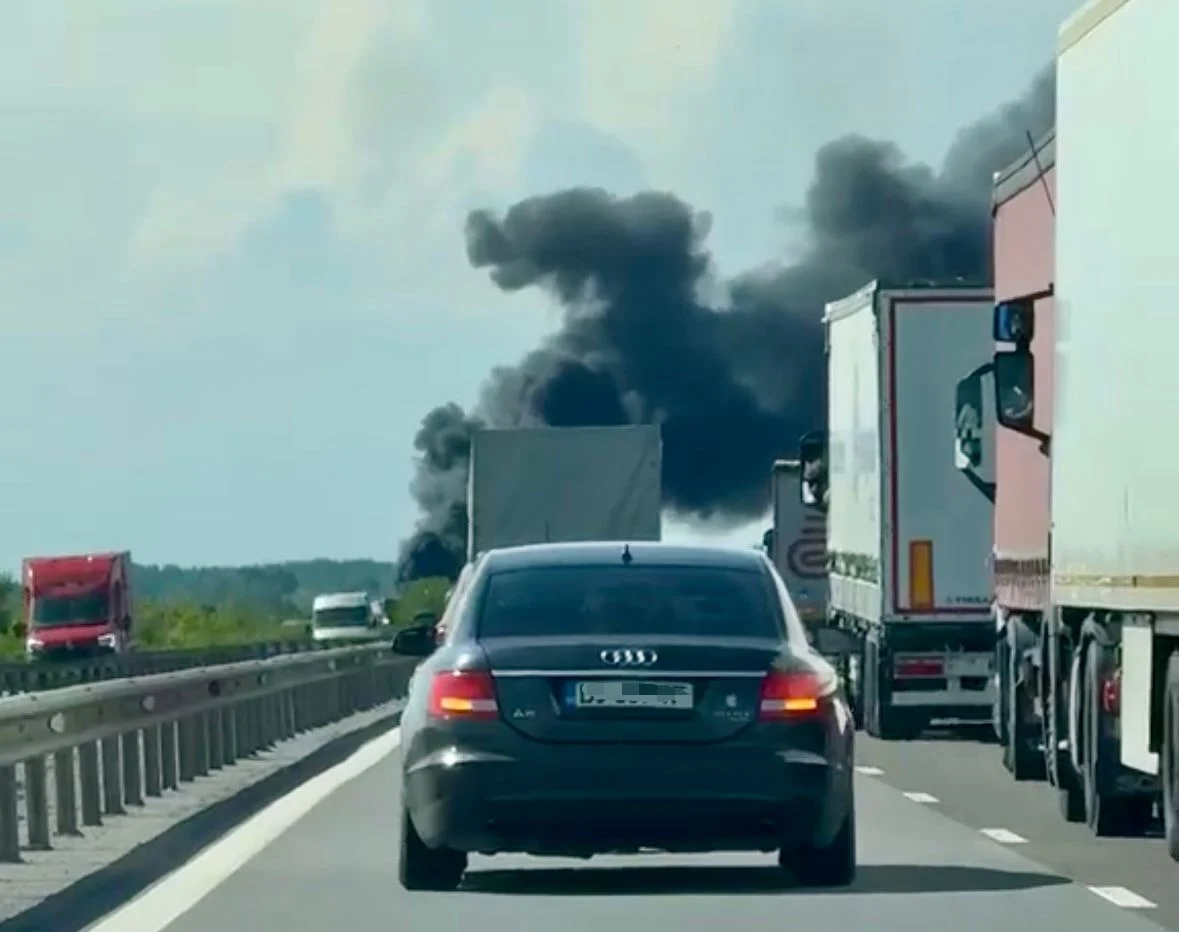 Trafic blocat pe A1, după ce o mașină a fost cuprinsă de flăcări pe autostradă