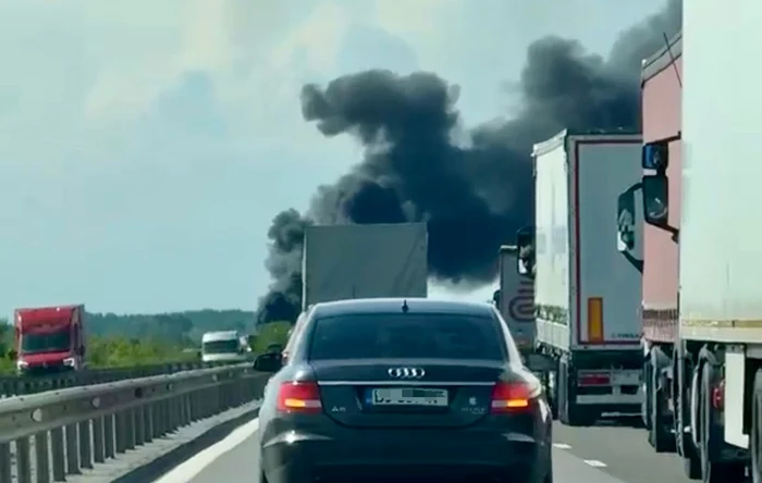 Vehiculul a izbucnit în flăcări pe A1 FOTO ePitesti.ro
