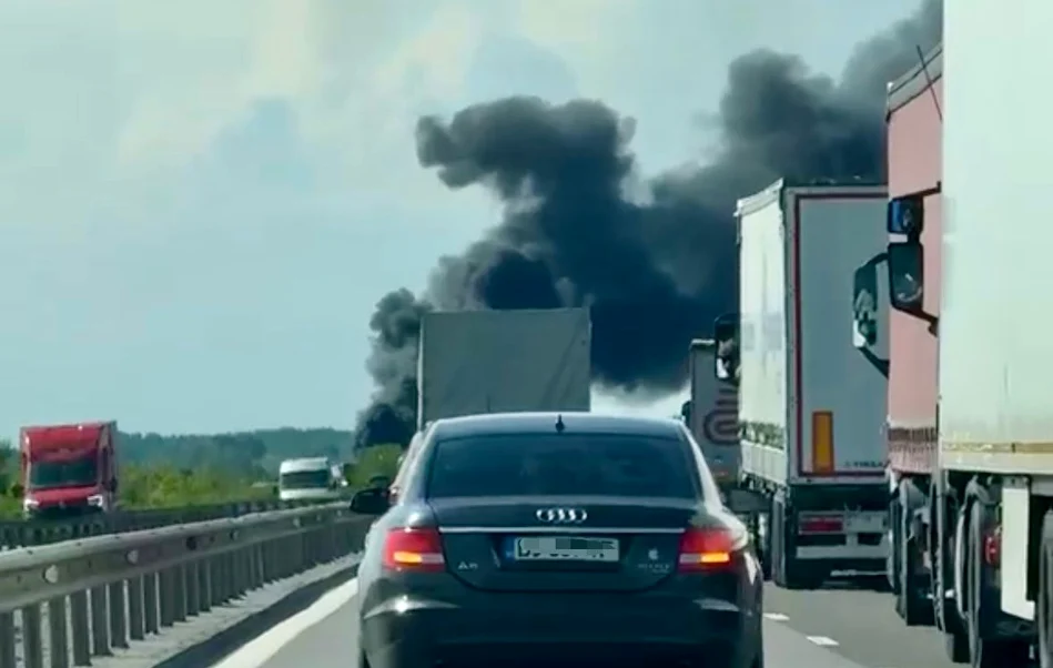 Vehiculul a izbucnit în flăcări pe A1 FOTO ePitesti.ro