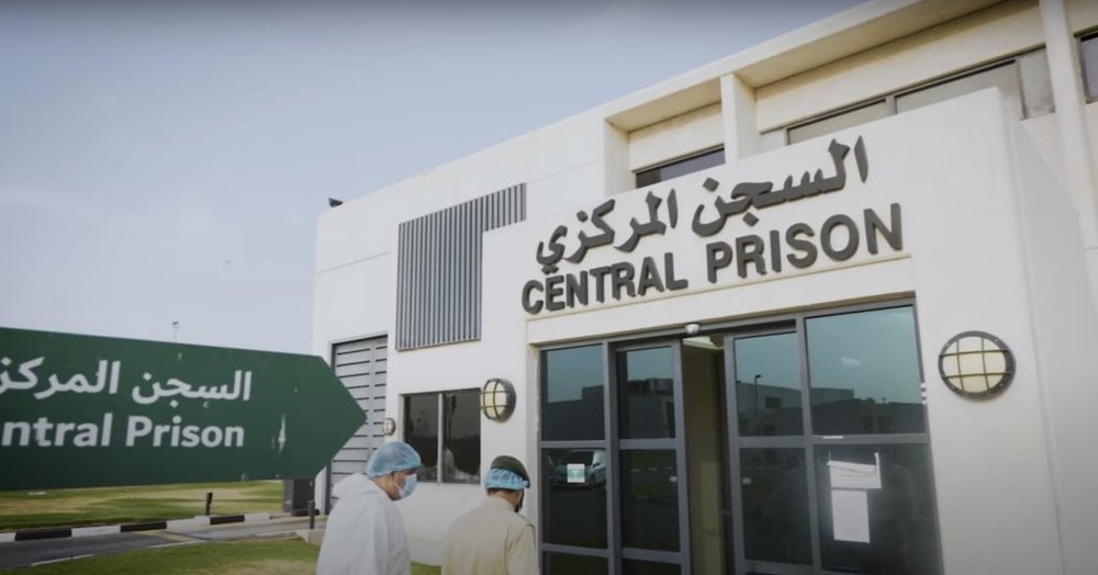 Un adolescent britanic acuzat că a întreținut relații sexuale cu o fată de 17 ani  în Dubai s-a predat autorităților și merge la pușcărie