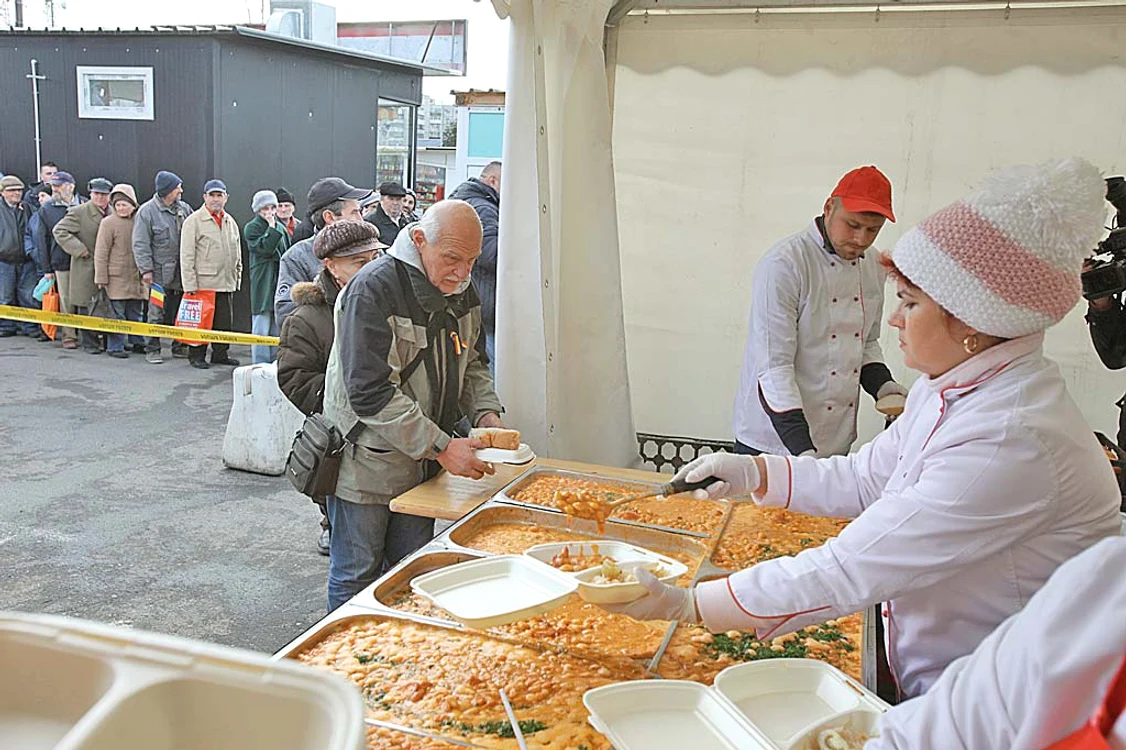 Bucătăresele au muncit 15 ore