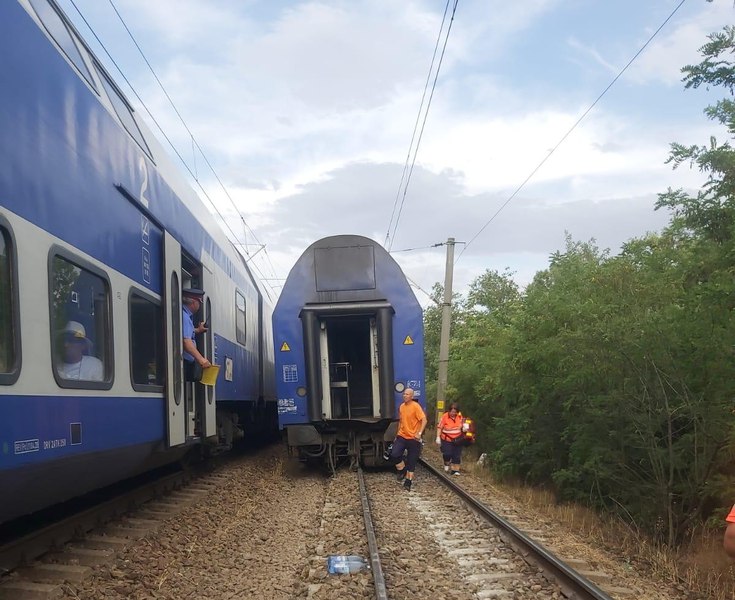 Tren deraiat de pe linie. A fost activat Planul Roșu de Intervenție. Trei persoane au avut nevoie de îngrijire medicală. CFR a trimis un alt tren care să preia pasagerii