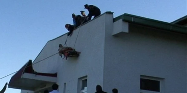Elevul  beat a fost coborât de pe acoperişul şcolii de echipa de intervenţie 