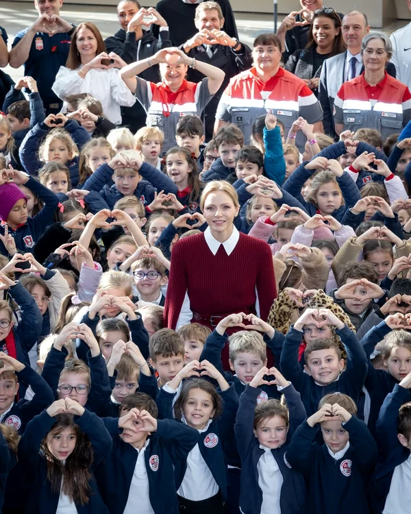 Prințesa Charlene de Monaco a arătat incredibil într un pulover rochie roșu (12) jpg