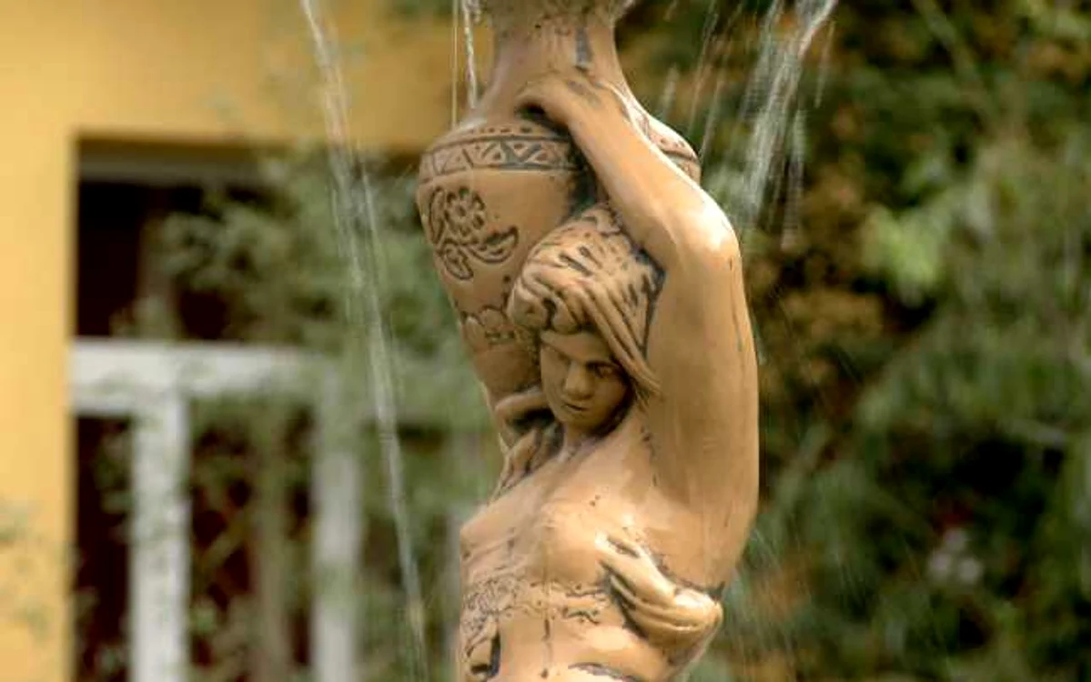 Statuie amplasată în unul dintre parcuri