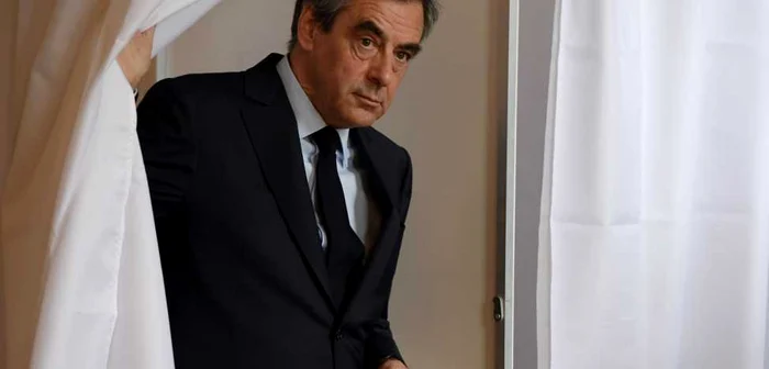 Francois Fillon (în imagine) a rămas cu imaginea şifonată după ce s-a aflat că şi-a angajat fictiv soţia în propriul birou de parlamentar FOTO EPA