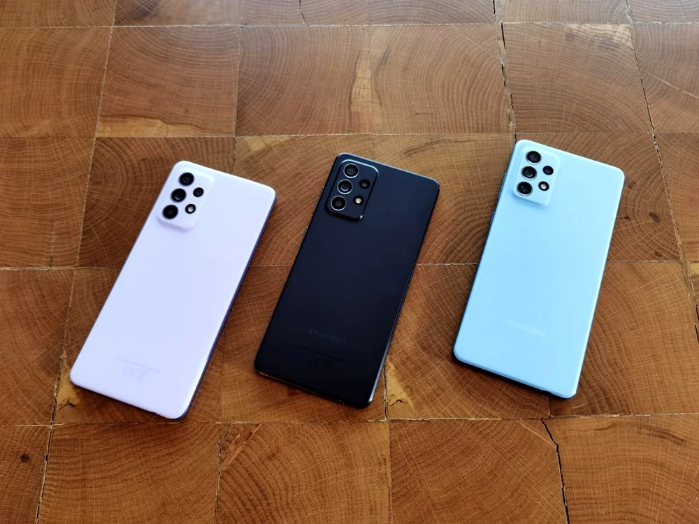 Smartphone Samsung Galaxy  A52 A52 5G şi A72 FOTO Adrian Pogîngeanu