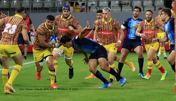 
    Căpitanul Andre Gorin stopează un atac argentinian chiar în terenul de țintă al RomânieiFoto: Marian Burlacu  