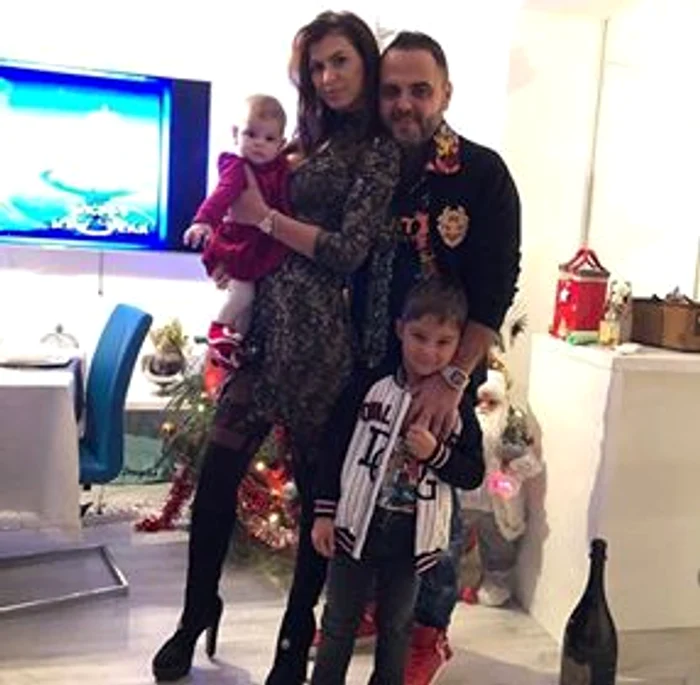 Fetiţa Mădălinei Pamfile, în braţele tatălui eiFoto: arhivă personală