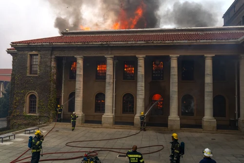Biblioteca Jagger a Universităţii din Cape Town a fost cuprinsă de flăcări. FOTO EPA-EFE