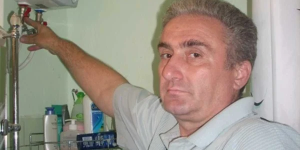 Manase Zerbea şi-a montat un boiler electric pentru a avea apă caldă în baie.
