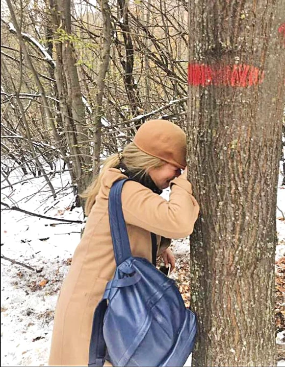 Scriitoarea nu-şi poate stăpâni emoţiile provocate de reuşită