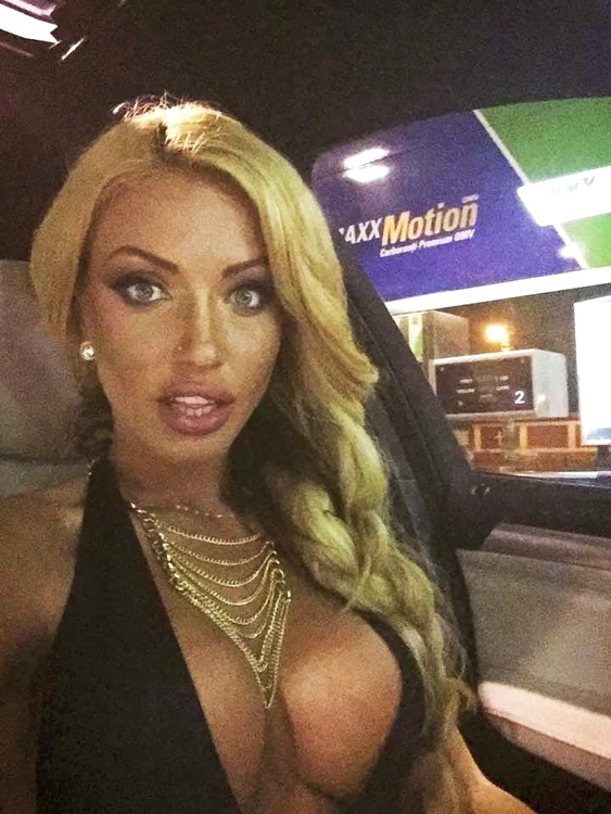 
    Blonda este, în fiecare seară, o adevărată apariţieCaptură Antena1  