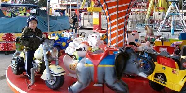 Ploieşti: Comercianţii se plâng că echipamentele de joacă au fost amplasate într-o zonă săraca
