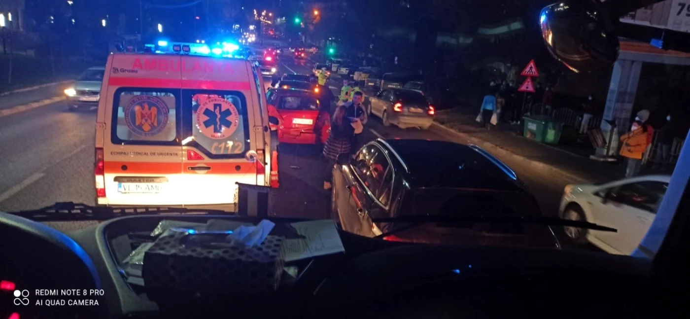 Carambol în faţa Catedralei din Ostroveni în Râmnicu Vâlcea cu patru maşini şi scurgeri de combustibil pe carosabil Foto Adevărul