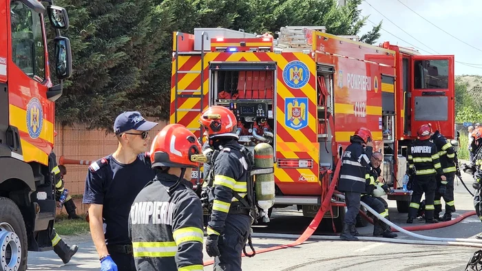 Pompierii acţionează pentru stingerea incendiului. FOTO: arhivă