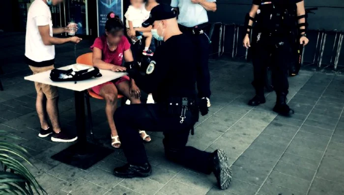 Femeia a fost scoasă din mașina în care era captivă în soare, de un jandarm care a spart unul dintre geamuriFoto: facebook Brigada Mobilă de Jandarmi Ploiești