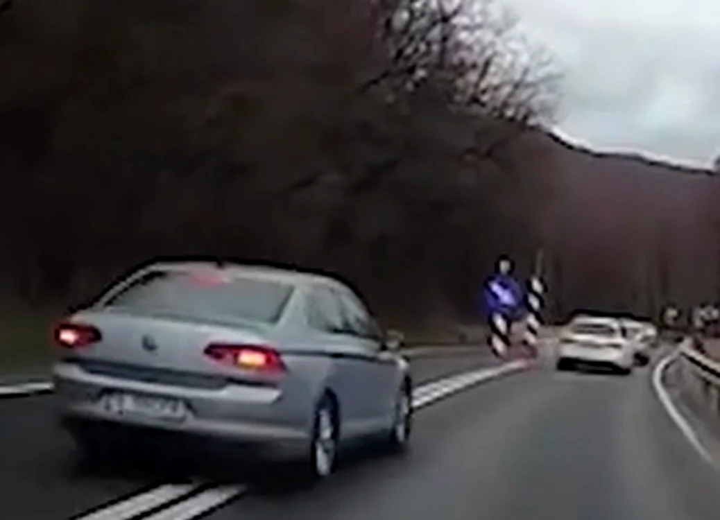 Șoferul a fost la un pas să-și zdrobească mașina de parapete. FOTO: captura video