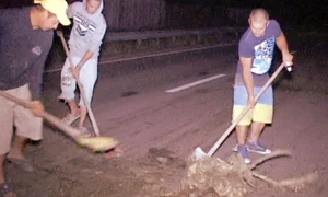 Sătenii au ieşit cu  lopeţile să strângă leşurile  aruncate în stradă jpeg