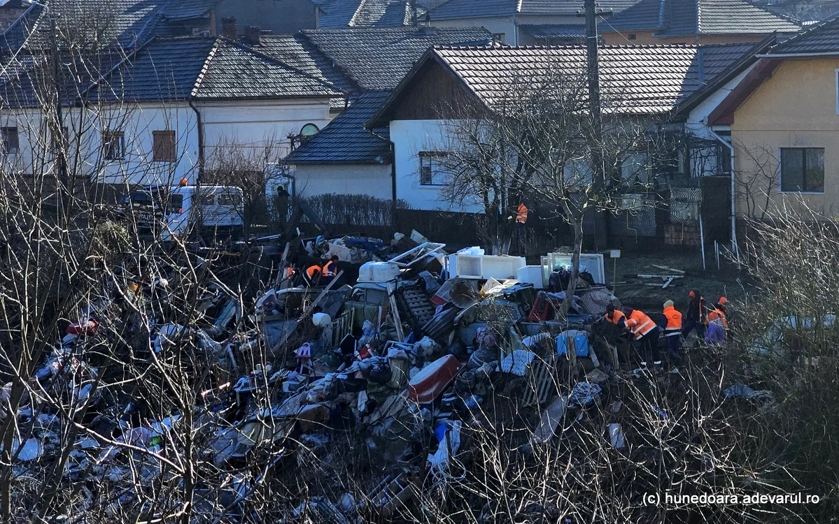 Muntele de gunoaie din Hunedoara. Foto: Daniel Guță. ADEVĂRUL