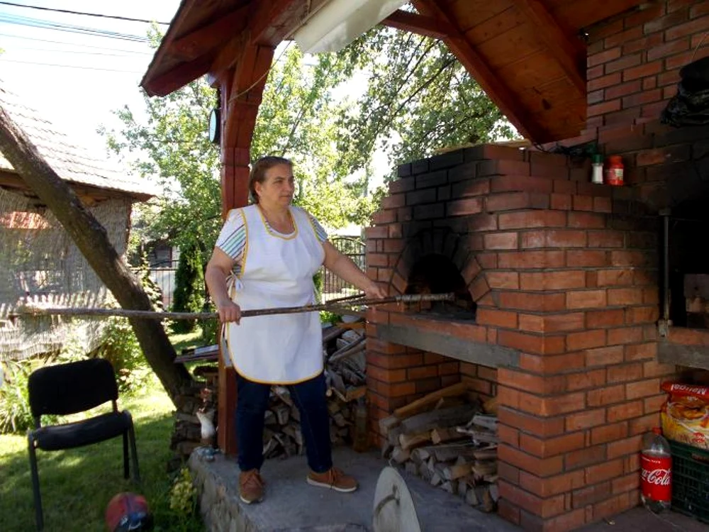 Irina Oancea oferă clienţilor doar pâine făcută în casă   Foto: Angela Sabău