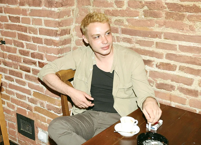 
    Pentru rolul agentului homosexual din show-ul de comedie „Neam legat”, actorul s-a vopsit blondFOTO: DORIN CONSTANDA  