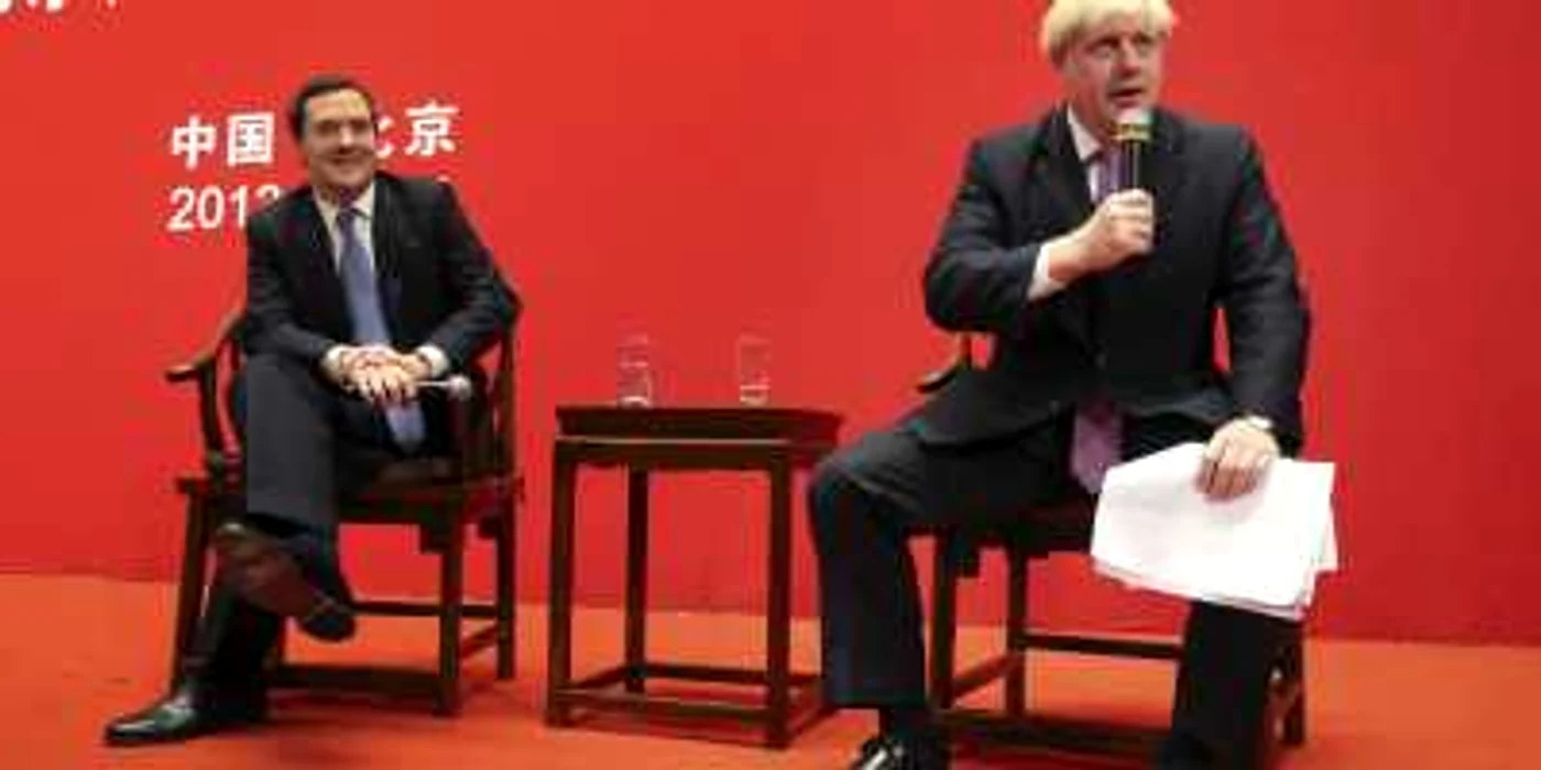 Ministrul britanic de Finanţe, George Osborne, şi primarul Londrei,
Boris Johnson, la Universitatea din Pekin, în timpul recentei ample vizite
britanice în China. Foto: Reuters