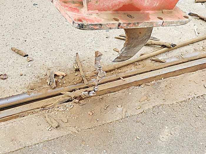 Muncitorii au început  scoaterea vechii șine,  montate acum 40 de ani