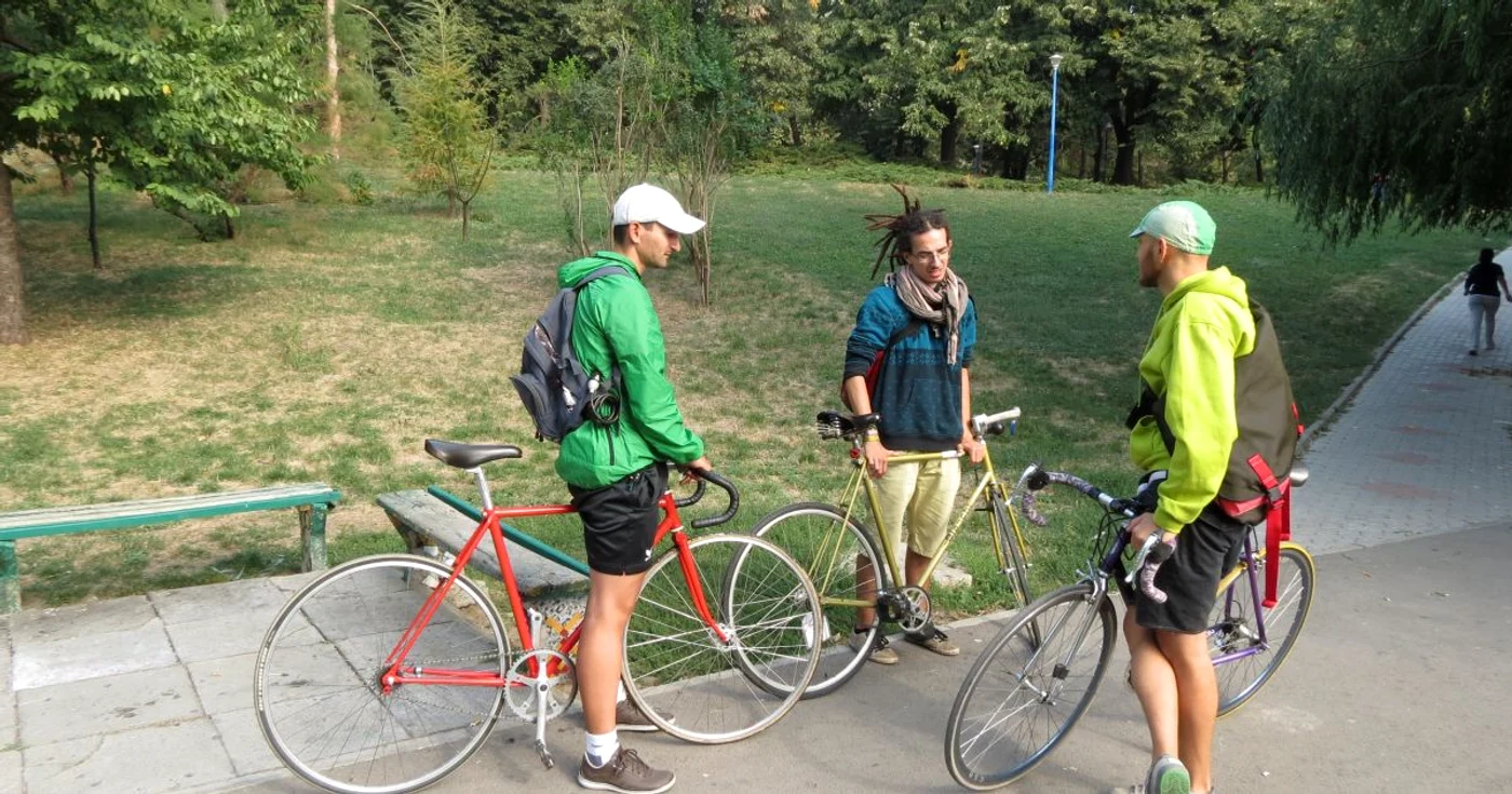 Poştaşii pe bicicletă se pregătesc să pornească la treabă. FOTO Bogdan Păvăloi