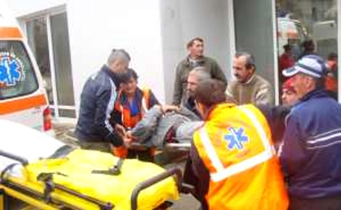 Un echipaj al Ambulantei a sosit la locul accidentului (foto arhiva)