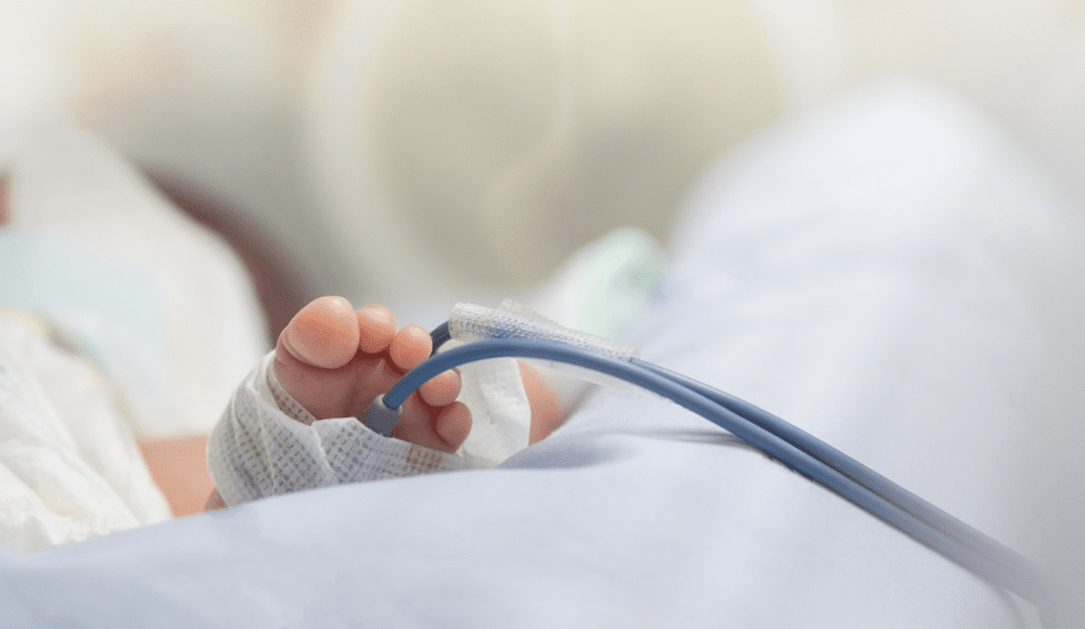 Bebeluș cu meningită, internat în stare gravă la Iași. S-a format o echipă de specialiști pentru a-l salva