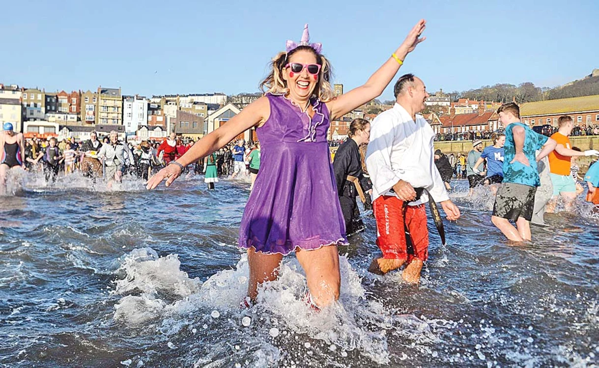 S-au avântat în mare îmbrăcaţi în ţinute sumareFoto: profimedia