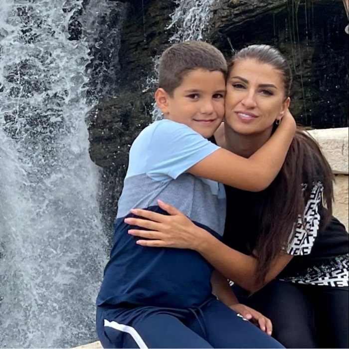 Alina Radi, alături de fiul ei / foto: arhiva personală